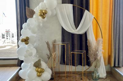 Miniature Alyson Décors #5 Décoration d'anniversaire avec ballons violets et blancs, chiffre lumineux ’18’ et présentoirs cylindriques blancs.