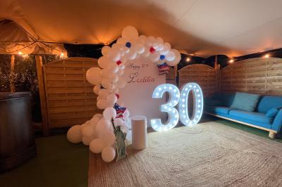 Miniature Alyson Décors #8 Décoration d'anniversaire avec ballons violets et blancs, chiffre lumineux ’18’ et présentoirs cylindriques blancs.