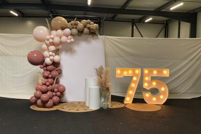 Miniature Alyson Décors #9 Décoration d'anniversaire avec ballons violets et blancs, chiffre lumineux ’18’ et présentoirs cylindriques blancs.