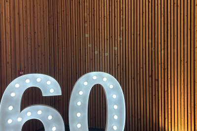 Miniature Alyson Décors #12 Décoration d'anniversaire avec ballons violets et blancs, chiffre lumineux ’18’ et présentoirs cylindriques blancs.