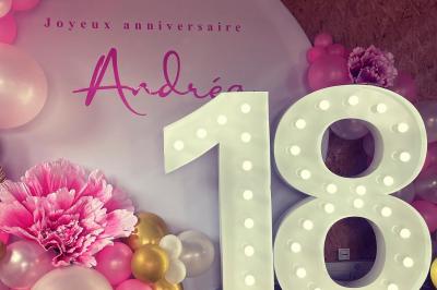 Miniature Alyson Décors #13 Décoration d'anniversaire avec ballons violets et blancs, chiffre lumineux ’18’ et présentoirs cylindriques blancs.