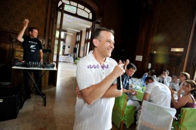 Miniature DJ Sallertaine (Vendée) - DjGo #4 Un homme en costume utilise une table de mixage lors d'un événement en extérieur, avec des ballons en arrière-plan.