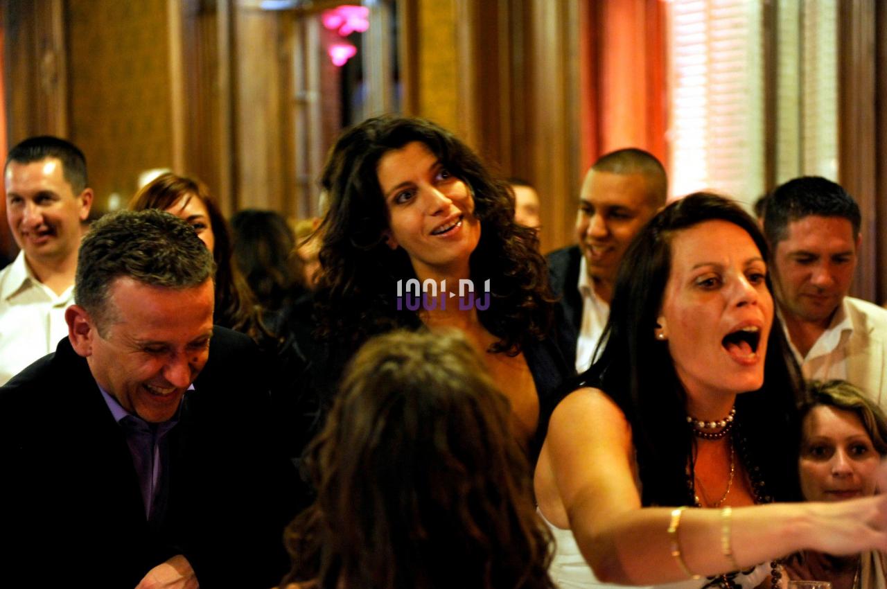 Un groupe de personnes souriantes et animées dans un cadre intérieur chaleureux lors d'un événement.