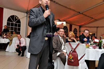 Miniature DJ Sallertaine (Vendée) - DjGo #9 Un homme en costume utilise une table de mixage lors d'un événement en extérieur, avec des ballons en arrière-plan.