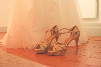 Femme portant une couronne de fleurs, regardant au loin devant un lac au coucher du soleil.