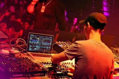 Miniature DJ Nice (Alpes-Maritimes) - Dj Clem G #1 Message WhatsApp remerciant ’Clément’ pour une fête incroyable, envoyé aujourd'hui à 18h45.