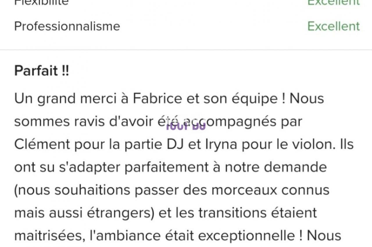 Avis client positif mettant en avant la qualité du service, l'adaptabilité et la prestation musicale réussie.