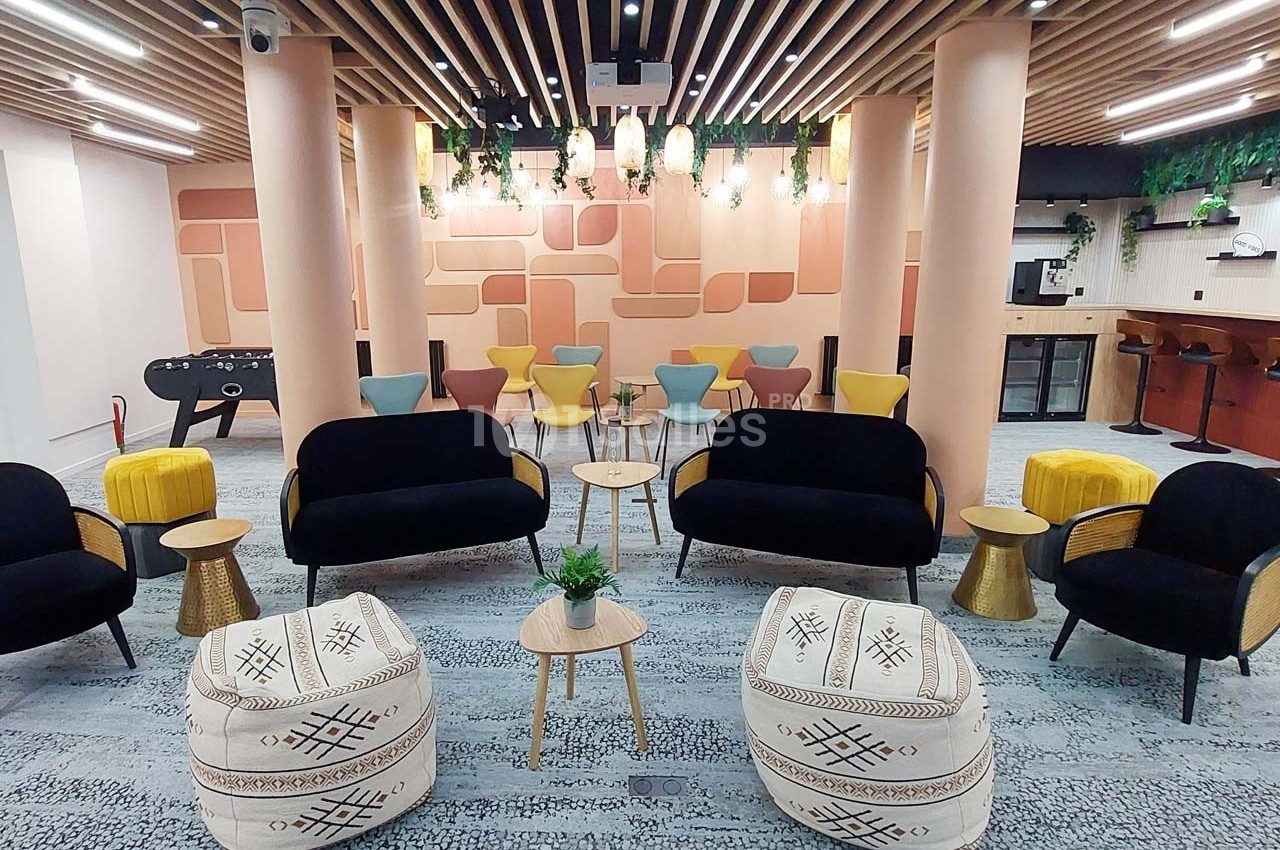 La grande salle - format atelier (chaises, canapé, pouff, fauteuils)