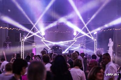 Miniature DJ Lyon (Rhône) - Prestige Event's #2 Foule dansant sous des jeux de lumière colorés lors d'une soirée festive en intérieur.