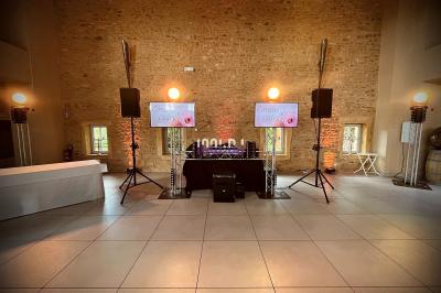 Miniature DJ Lyon (Rhône) - Prestige Event's #7 Foule dansant sous des jeux de lumière colorés lors d'une soirée festive en intérieur.