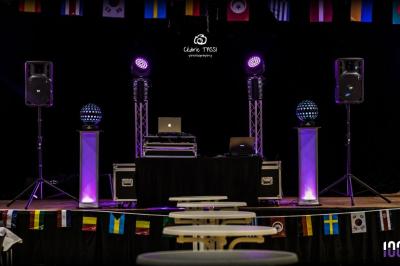 Miniature DJ Lyon (Rhône) - Prestige Event's #10 Foule dansant sous des jeux de lumière colorés lors d'une soirée festive en intérieur.