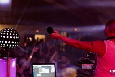 Miniature DJ Lyon (Rhône) - Prestige Event's #11 Foule dansant sous des jeux de lumière colorés lors d'une soirée festive en intérieur.