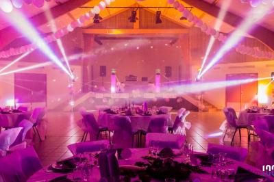 Miniature DJ Lyon (Rhône) - Prestige Event's #12 Foule dansant sous des jeux de lumière colorés lors d'une soirée festive en intérieur.