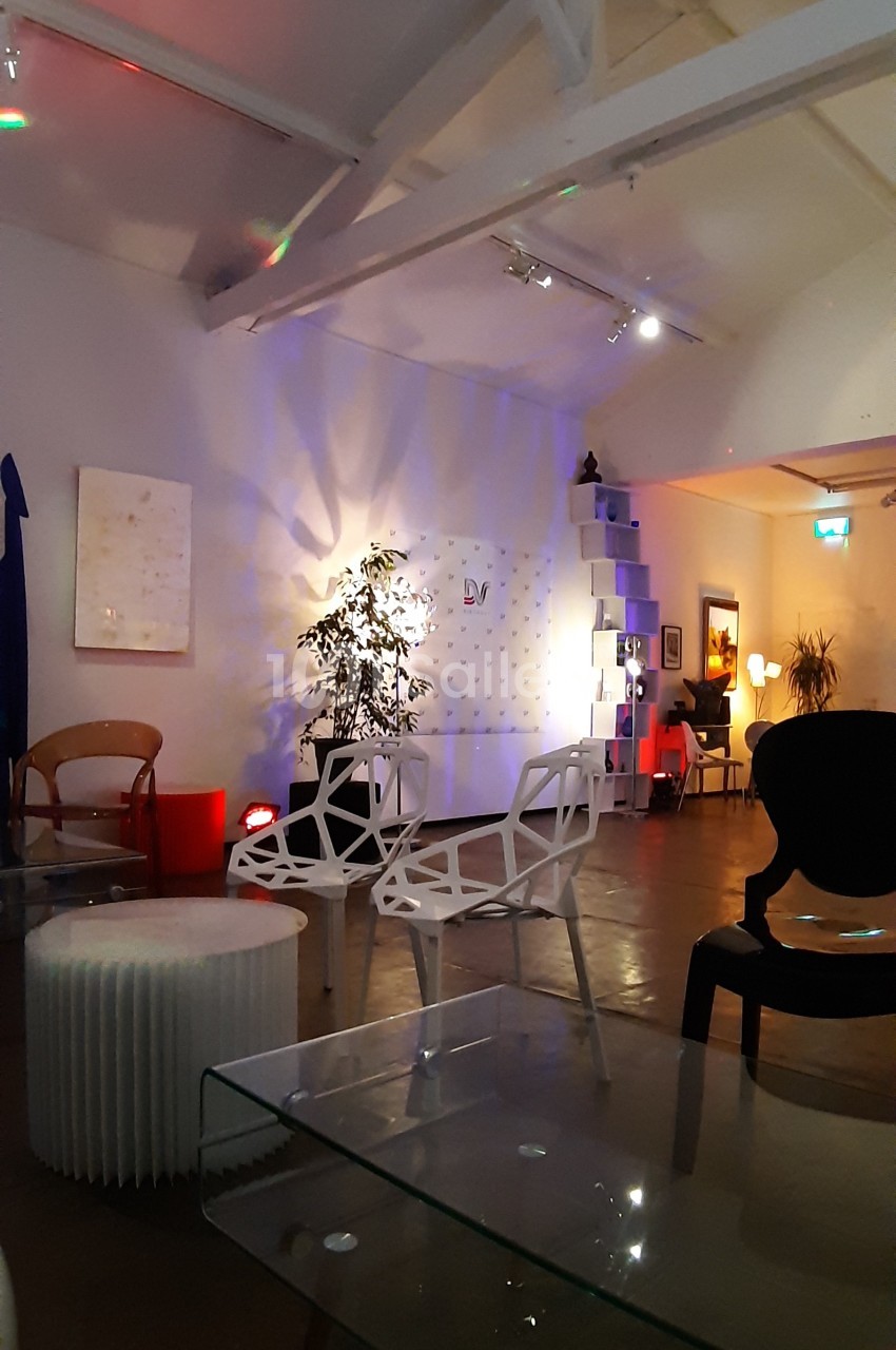 Espace intérieur moderne avec mobilier design, éclairage tamisé et décoration minimaliste.