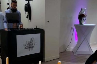 Miniature DJ Odenas (Rhône) - B.Sound #2 Un DJ mixant de la musique sur une table de mixage avec un ordinateur portable dans un environnement lumineux.