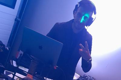 Miniature DJ Odenas (Rhône) - B.Sound #7 Un DJ mixant de la musique sur une table de mixage avec un ordinateur portable dans un environnement lumineux.