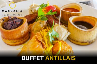 Miniature Traiteur Paris 12 (Paris) - Magnolia Traiteur #4 Plateau de mini-burgers garnis de fromage, salade et sauce, présentés avec des piques en bois.