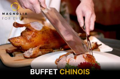 Miniature Traiteur Paris 12 (Paris) - Magnolia Traiteur #11 Plateau de mini-burgers garnis de fromage, salade et sauce, présentés avec des piques en bois.