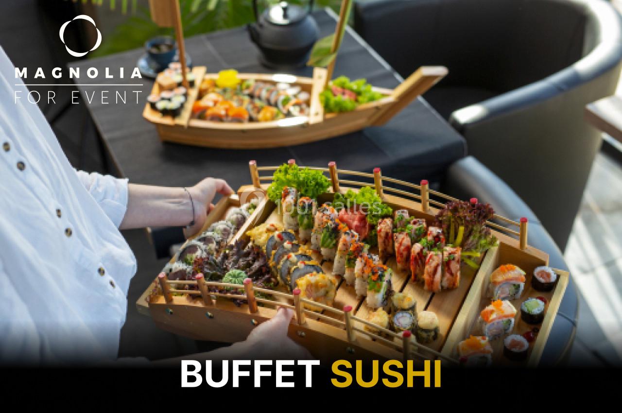 Plateaux en bois garnis de sushis variés, présentés sur une table dans un cadre élégant.