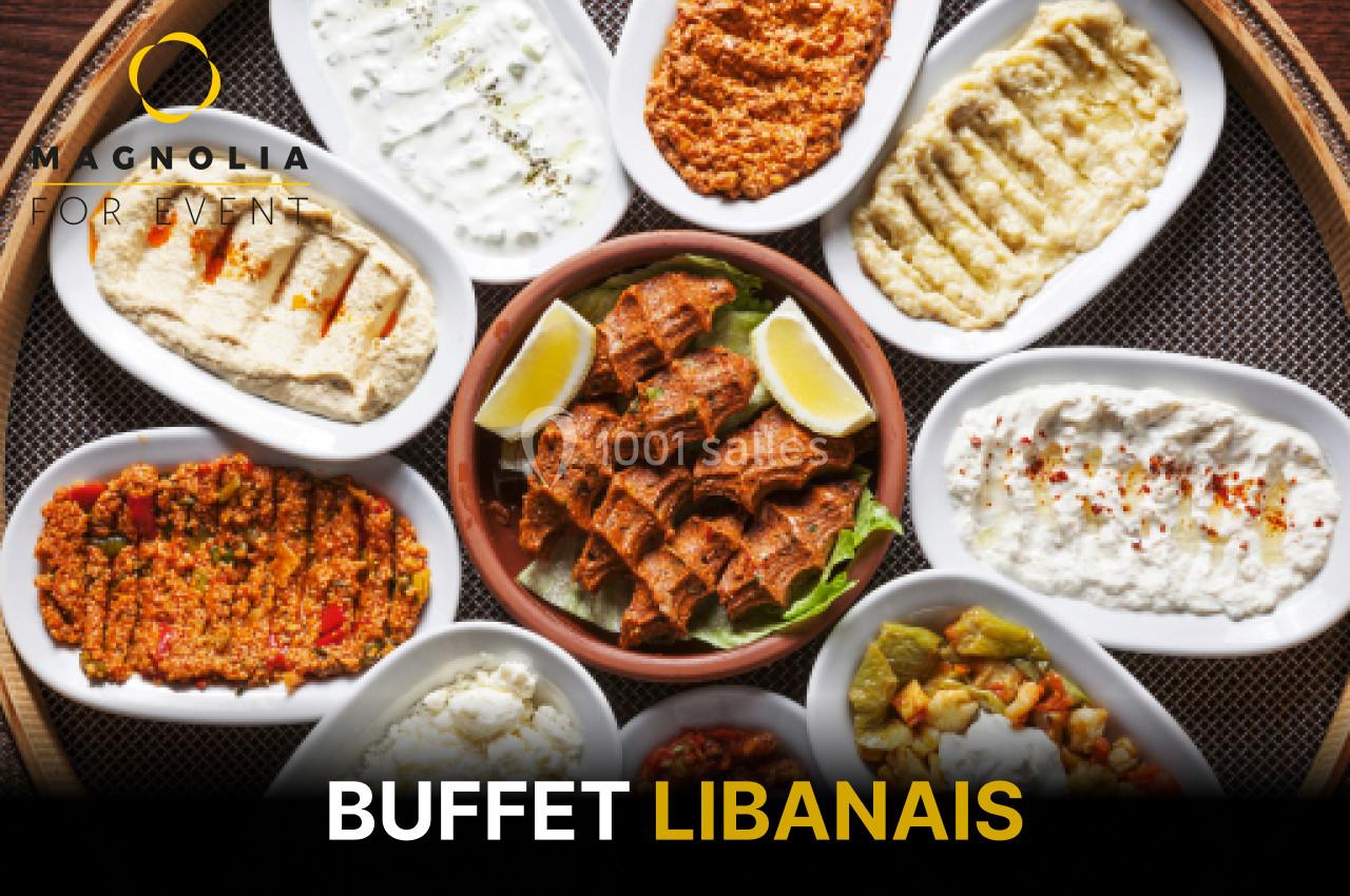 Assortiment de mezzés libanais avec houmous, taboulé, moutabal et autres plats servis dans des assiettes ovales.