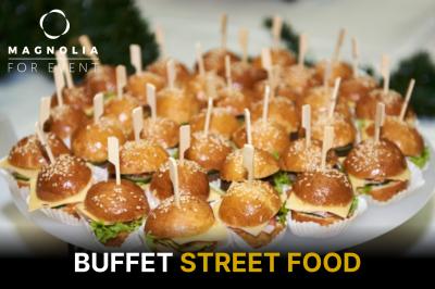 Miniature Traiteur Paris 12 (Paris) - Magnolia Traiteur #20 Plateau de mini-burgers garnis de fromage, salade et sauce, présentés avec des piques en bois.