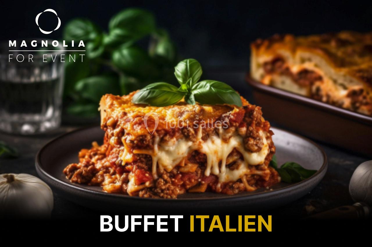 Assiette de lasagnes garnies de fromage fondu et basilic, avec un plat similaire en arrière-plan.