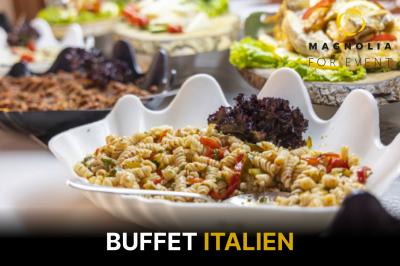 Plateau de mini-burgers garnis de fromage, salade et sauce, présentés avec des piques en bois.