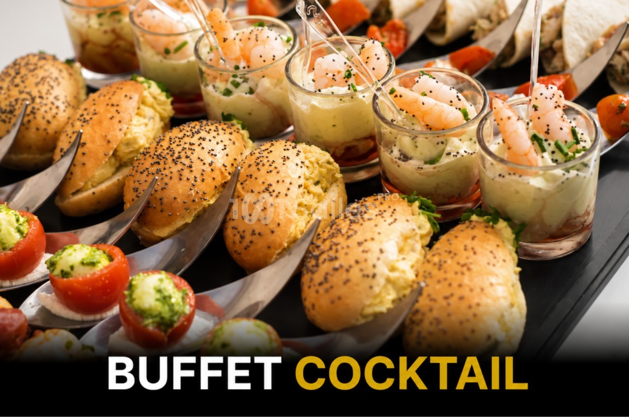 Plateau de buffet avec verrines de crevettes, mini-burgers, tomates farcies et wraps.