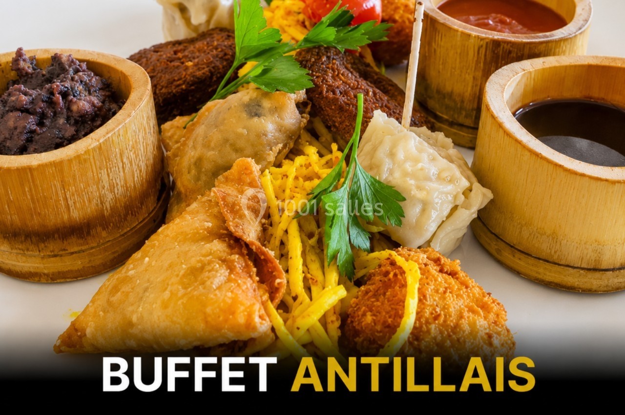 Assortiment de spécialités antillaises présentées sur un plateau, incluant beignets, accras et sauces variées.