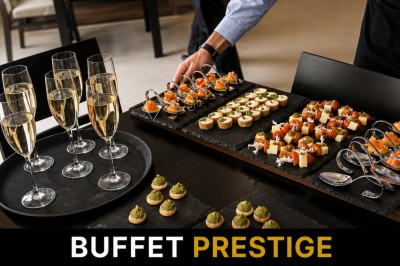 Plateau de mini-burgers garnis de fromage, salade et tomate, présentés avec des piques en bois.