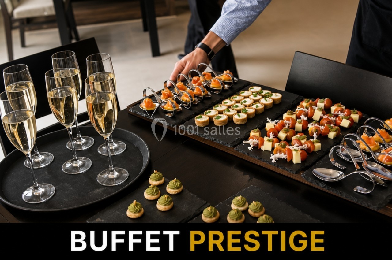 Plateau de verrines et amuse-bouches variés avec flûtes de champagne sur une table élégamment dressée.