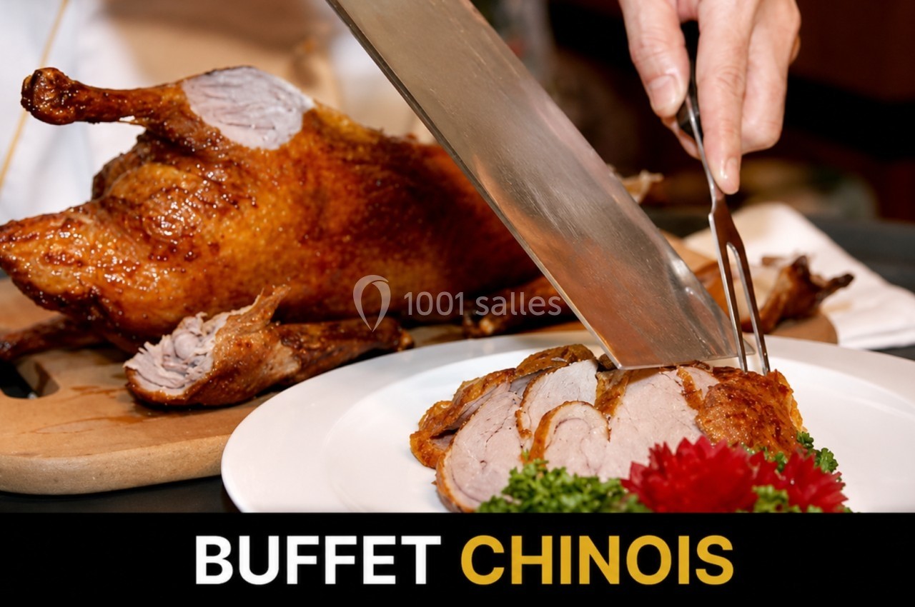 Une personne découpe un canard rôti sur une planche, avec des tranches servies dans une assiette garnie.