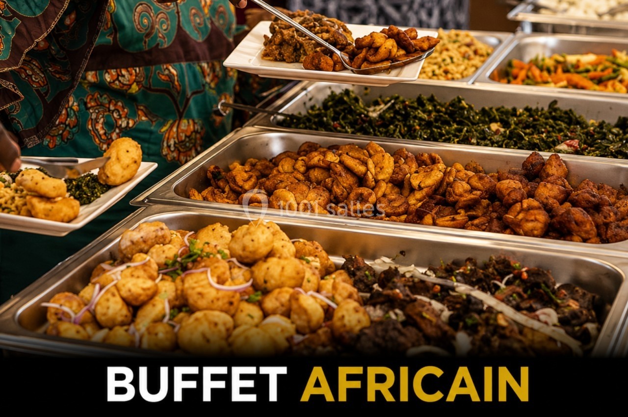 Buffet proposant une variété de plats africains avec légumes, viandes et beignets, servis dans des plateaux en inox.