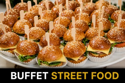 Plateau de mini-burgers garnis de fromage, salade et tomate, présentés avec des piques en bois.