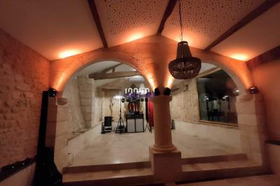 Miniature DJ Le Barp (Gironde) - Puges Flavien #6 Vue d'une salle de réception avec des tables alignées, un bar en bois et un éclairage chaleureux sous une arche.