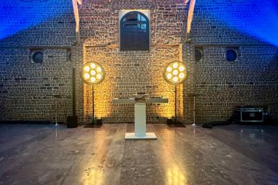 Miniature DJ Hénin-Beaumont (Pas-de-Calais) - Dsonevents #2 Des invités dansent sous un éclairage coloré dans une salle décorée avec des ballons suspendus et un plafond drapé.