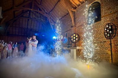 Miniature DJ Hénin-Beaumont (Pas-de-Calais) - Dsonevents #3 Des invités dansent sous un éclairage coloré dans une salle décorée avec des ballons suspendus et un plafond drapé.