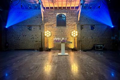 Miniature DJ Hénin-Beaumont (Pas-de-Calais) - Dsonevents #4 Des invités dansent sous un éclairage coloré dans une salle décorée avec des ballons suspendus et un plafond drapé.