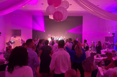 Miniature DJ Hénin-Beaumont (Pas-de-Calais) - Dsonevents #5 Des invités dansent sous un éclairage coloré dans une salle décorée avec des ballons suspendus et un plafond drapé.