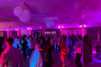 Miniature DJ Hénin-Beaumont (Pas-de-Calais) - Dsonevents #6 Des invités dansent sous un éclairage coloré dans une salle décorée avec des ballons suspendus et un plafond drapé.