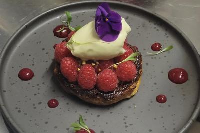 Miniature Traiteur Paris 5 (Paris) - Ef Event #2 Verrine de dessert composée de crème fouettée, morceaux de pêche et coulis de mangue sur un lit de biscuit.