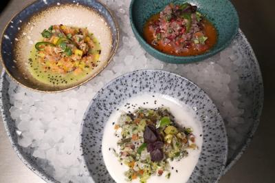 Miniature Traiteur Paris 5 (Paris) - Ef Event #5 Verrine de dessert composée de crème fouettée, morceaux de pêche et coulis de mangue sur un lit de biscuit.