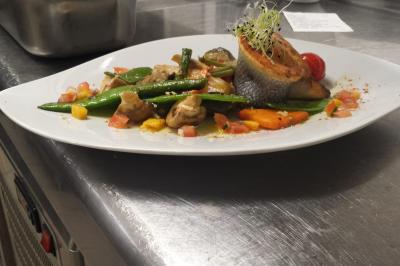 Miniature Traiteur Paris 5 (Paris) - Ef Event #6 Verrine de dessert composée de crème fouettée, morceaux de pêche et coulis de mangue sur un lit de biscuit.