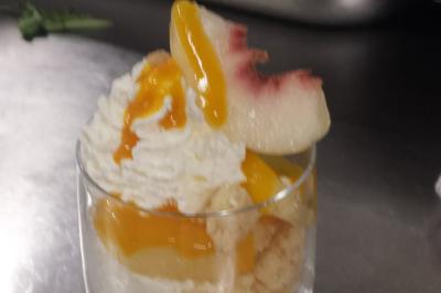 Miniature Traiteur Paris 5 (Paris) - Ef Event #7 Verrine de dessert composée de crème fouettée, morceaux de pêche et coulis de mangue sur un lit de biscuit.