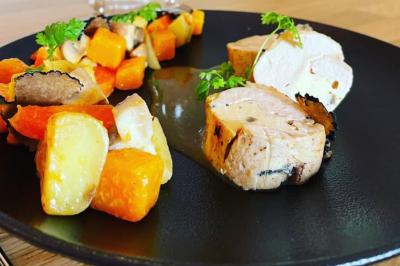 Miniature Traiteur Corbeilles (Loiret) - Abeille Royale Traiteur #8 Table de buffet décorée avec des fleurs, chandeliers allumés, coupes empilées et divers plats dans une ambiance lumineuse…