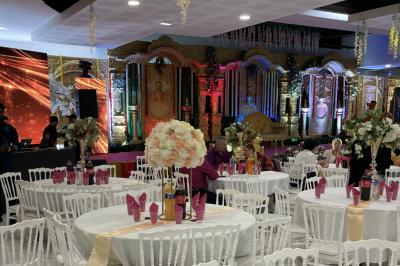 Miniature Location salle Champigny-sur-Marne (Val-de-Marne) - Palais du Grand Paris #31 Cuisine professionnelle équipée avec four, réfrigérateur, plan de travail en inox et hotte d'extraction.