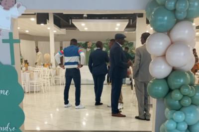 Miniature Location salle Champigny-sur-Marne (Val-de-Marne) - Palais du Grand Paris #27 Cuisine professionnelle équipée avec four, réfrigérateur, plan de travail en inox et hotte d'extraction.