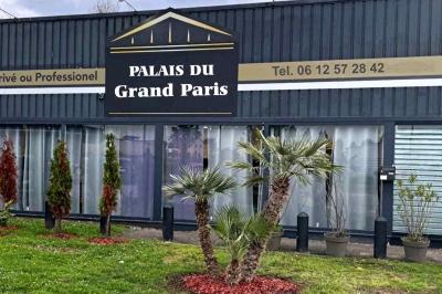 Miniature Location salle Champigny-sur-Marne (Val-de-Marne) - Palais du Grand Paris #3 Cuisine professionnelle équipée avec four, réfrigérateur, plan de travail en inox et hotte d'extraction.