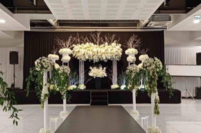 Miniature Location salle Champigny-sur-Marne (Val-de-Marne) - Palais du Grand Paris #8 Cuisine professionnelle équipée avec four, réfrigérateur, plan de travail en inox et hotte d'extraction.