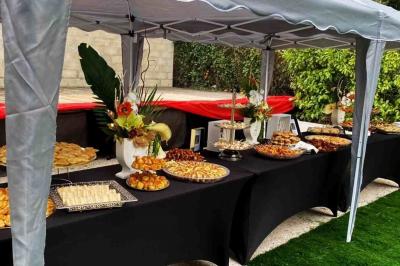 Miniature Location salle Champigny-sur-Marne (Val-de-Marne) - Palais du Grand Paris #12 Cuisine professionnelle équipée avec four, réfrigérateur, plan de travail en inox et hotte d'extraction.